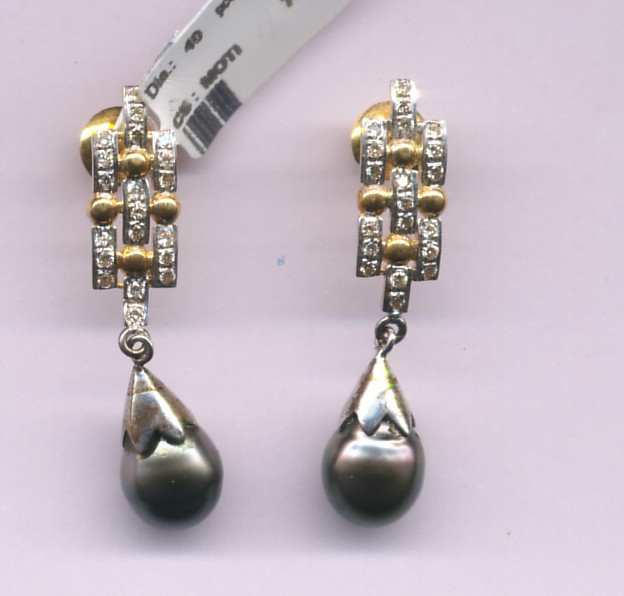 Beautiful 18 Kt Gold  Natural Diamond Earing